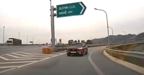 Chạy xe ngược chiều tr&ecirc;n đường dẫn ra khỏi cao tốc, nữ t&agrave;i xế bị phạt 19 triệu