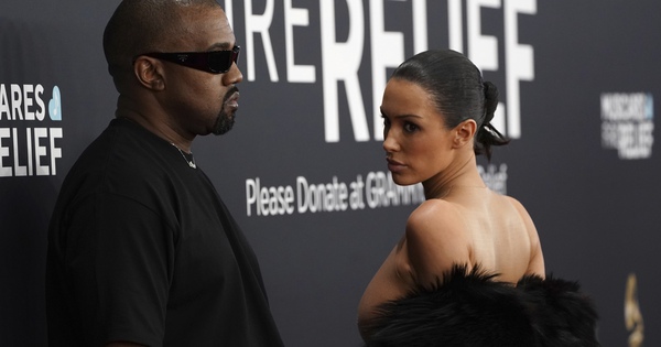 Vợ Kanye West kh&ocirc;ng ngồi t&ugrave; v&igrave; chiếc v&aacute;y trong suốt