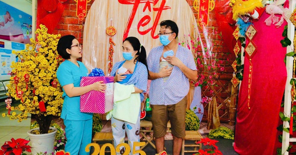 Nu&ocirc;i sống cặp song sinh chỉ nặng hơn 700 g