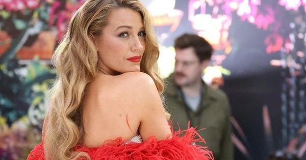 Vợ Ryan Reynolds lại bị kiện, đ&ograve;i bồi thường 7 triệu USD