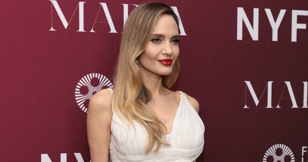 Angelina Jolie kể chuyện cai thuốc l&aacute;