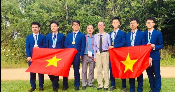 TS L&ecirc; B&aacute; Kh&aacute;nh Tr&igrave;nh rời vị tr&iacute; tổ trưởng to&aacute;n trường chuy&ecirc;n, sau 32 năm