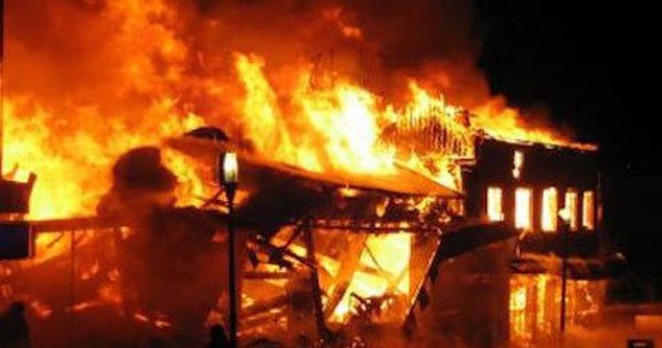 Người mẹ bị con trai ph&oacute;ng hỏa đốt nh&agrave; ở C&agrave; Mau tử vong