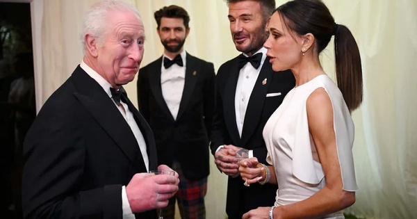 Victoria Beckham trở th&agrave;nh t&acirc;m điểm trong bữa tiệc với ho&agrave;ng gia Anh