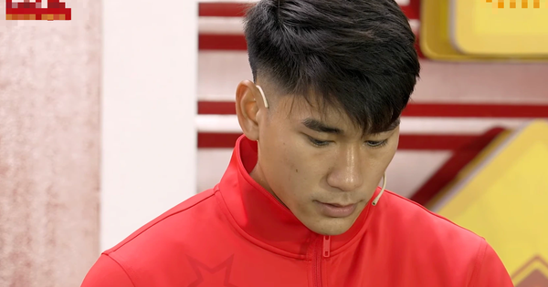 Cầu thủ Nh&acirc;m Mạnh Dũng nghẹn l&ograve;ng trước người vợ chật vật nu&ocirc;i con khi chồng mất