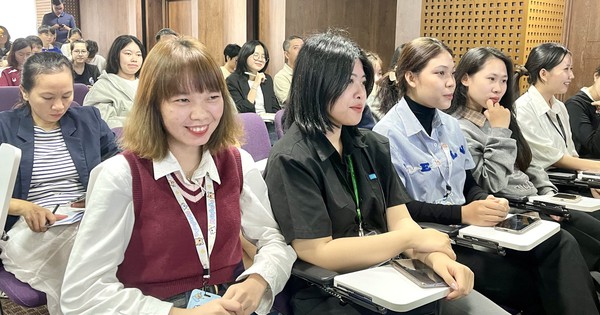 B&agrave; T&ocirc;n Nữ Thị Thị Ninh hỏi cựu sinh vi&ecirc;n về 'h&agrave;o quang thủ khoa'