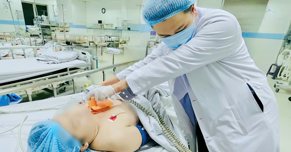 Sốc điện 7 lần cứu sản phụ mắc bệnh tim được 'mẹ tr&ograve;n con vu&ocirc;ng'