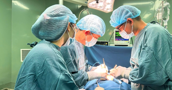 Quảng Ng&atilde;i: Lấy ra gần 1 kg t&oacute;c từ dạ d&agrave;y b&eacute; g&aacute;i