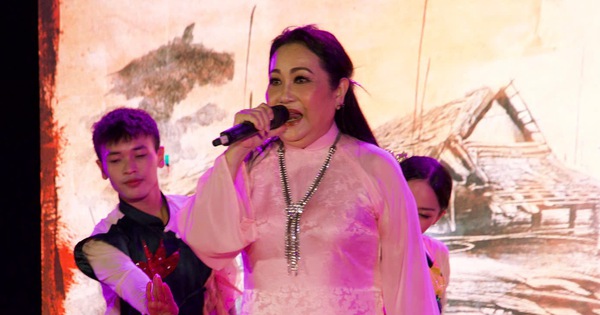 Thanh Hằng g&acirc;y x&uacute;c động khi h&aacute;t 'Nhụy Kiều tướng qu&acirc;n&rsquo; ở tuổi 66