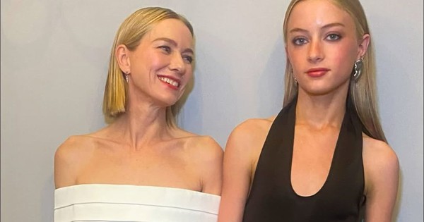 Con g&aacute;i Naomi Watts g&acirc;y ch&uacute; &yacute; v&igrave; nhan sắc qu&aacute; xinh đẹp