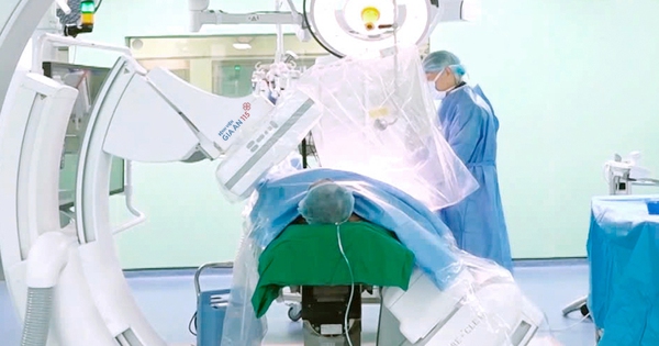 Cấy m&aacute;y tạo nhịp kh&ocirc;ng d&acirc;y si&ecirc;u nhỏ cho cụ &ocirc;ng nhịp tim chậm, ngất nhiều lần