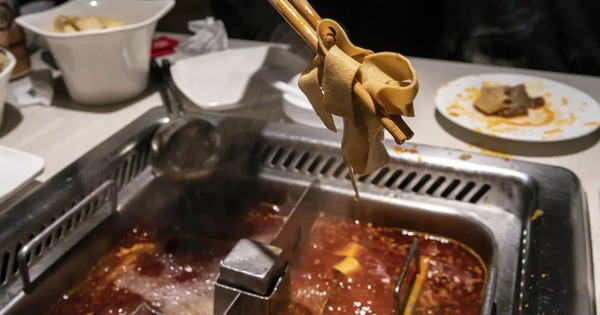 Chuỗi lẩu Haidilao nổi tiếng của Trung Quốc d&iacute;nh sự cố 'c&oacute; một kh&ocirc;ng hai'