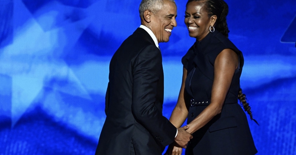 Michelle Obama chia sẻ c&aacute;ch b&agrave; v&agrave; Barack Obama vượt qua 'tin đồn' ly h&ocirc;n
