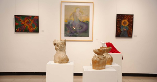 Triển l&atilde;m c&aacute;c t&aacute;c phẩm nghệ thuật của 14 học sinh t&agrave;i năng