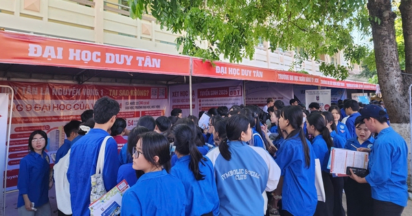 Nhiều học sinh t&igrave;m được trường ĐH y&ecirc;u th&iacute;ch tại gian h&agrave;ng Tư vấn m&ugrave;a thi