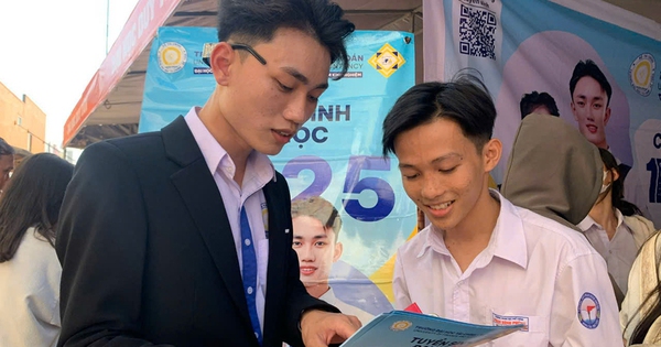 Nhiều th&ocirc;ng tin bổ &iacute;ch tại c&aacute;c gian h&agrave;ng tư vấn m&ugrave;a thi