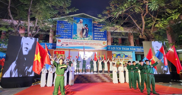 Nghẹn ng&agrave;o x&uacute;c động với Sử ca học đường