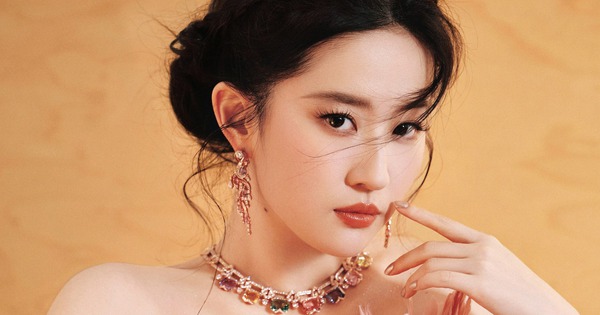 Lưu Diệc Phi đọ sắc c&ugrave;ng d&agrave;n tiểu hoa đ&aacute;n tr&ecirc;n thảm đỏ