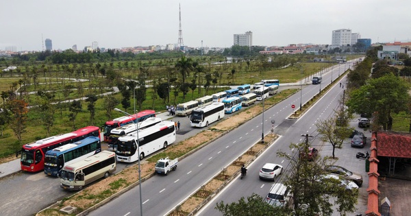 Đo&agrave;n xe &#039;h&agrave;nh qu&acirc;n&#039; đưa h&agrave;ng ng&agrave;n học sinh tham gia Tư vấn m&ugrave;a thi