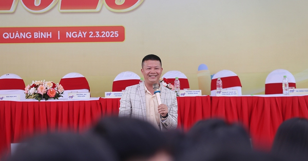 Nghị lực của tiến sĩ trẻ &#039;chạm&#039; đến tr&aacute;i tim nhiều học sinh