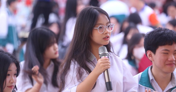 Tư vấn m&ugrave;a thi: Nữ sinh thắc mắc AI c&oacute; thể thay thế gi&aacute;o vi&ecirc;n?