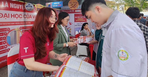 S&ocirc;i động gian h&agrave;ng tư vấn ở Quảng B&igrave;nh: Th&iacute;ch th&uacute; th&ocirc;ng tin tuyển sinh mới