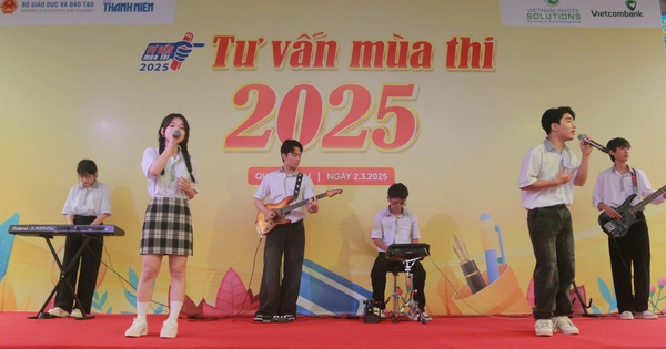 Tư vấn m&ugrave;a thi: Học sinh Trường THPT chuy&ecirc;n V&otilde; Nguy&ecirc;n Gi&aacute;p h&aacute;t hay, nhảy đẹp