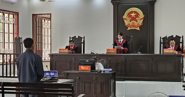 D&acirc;m &ocirc; b&eacute; g&aacute;i giặt đồ b&ecirc;n s&ocirc;ng, g&atilde; h&agrave;ng x&oacute;m l&atilde;nh &aacute;n t&ugrave;