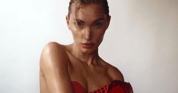 'Thi&ecirc;n thần' Elsa Hosk g&acirc;y sốc khi khỏa th&acirc;n quảng c&aacute;o gi&agrave;y