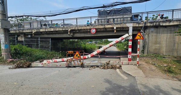 Truy t&igrave;m xe t&ocirc;ng đổ khung sắt giới hạn chiều cao dưới dạ cầu X&aacute;ng