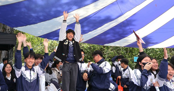 Rộn r&atilde;, nhiều điều hấp dẫn học sinh từ gian h&agrave;ng Tư vấn m&ugrave;a thi 2025