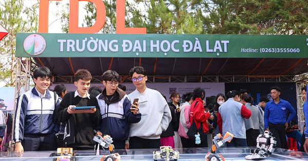 Học sinh h&agrave;o hứng với c&aacute;c gian h&agrave;ng Tư vấn m&ugrave;a thi 2025