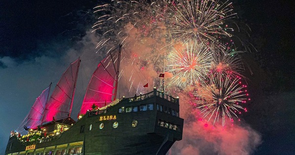 Kh&aacute;m ph&aacute; nh&agrave; h&agrave;ng nổi 5 sao giữa s&ocirc;ng S&agrave;i G&ograve;n, điểm ngắm ph&aacute;o hoa cực đỉnh