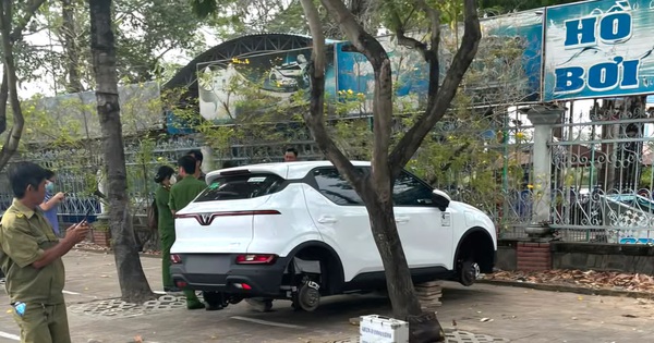 Đậu &ocirc; t&ocirc; mới mua tr&ecirc;n vỉa h&egrave;, bị trộm 4 b&aacute;nh xe
