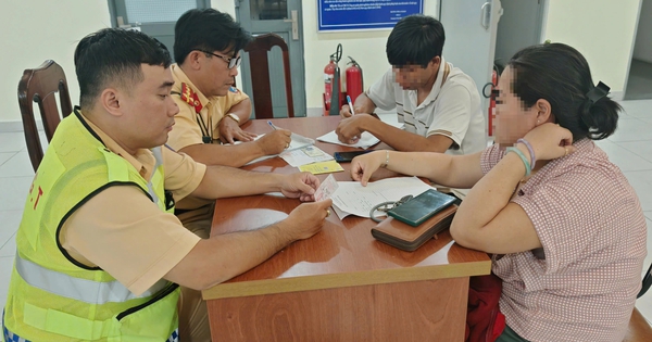 CSGT thu hồi giấy ph&eacute;p đ&egrave;n ưu ti&ecirc;n xe cấp cứu chở diễn vi&ecirc;n đi sự kiện