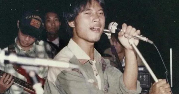 Ảnh hiếm của MC Long Vũ trong Dạ hội cựu sinh vi&ecirc;n thủ đ&ocirc; 2025