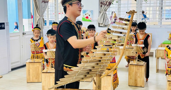 Thầy gi&aacute;o d&ugrave;ng video Bắc Bling, đ&agrave;n T'rưng để dạy về b&igrave;nh đẳng giới