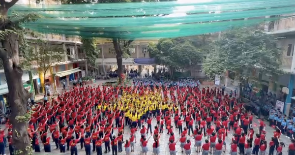 L&aacute; cờ đỏ sao v&agrave;ng được tạo h&igrave;nh từ hơn 1.000 học sinh, gi&aacute;o vi&ecirc;n