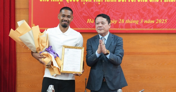 Pendant Quang Vinh nhận quốc tịch Việt Nam: 'Tôi cống hiến hết sức cho bóng đá nước nhà'