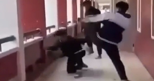 Điều tra vụ nữ sinh lớp 11 bị đ&aacute;nh phải nhập viện