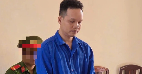 Cho rằng cha của người y&ecirc;u 'nh&igrave;n đểu', x&aacute;ch dao g&acirc;y thương t&iacute;ch nhiều người