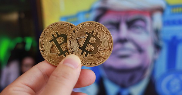 &Ocirc;ng Donald Trump vừa 'thổi bay' vị thế thống trị của Bitcoin