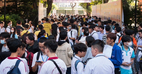 Thi đ&aacute;nh gi&aacute; năng lực, nhiều th&iacute; sinh tới trễ, qu&ecirc;n mang giấy tờ, dụng cụ