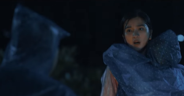 Phim &lsquo;Mẹ biển&rsquo; tập 11: B&atilde;o đến, x&oacute;m ch&agrave;i tan thương?