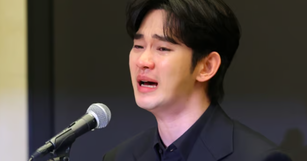 Kim Soo Hyun kh&oacute;c nức nở, thừa nhận h&egrave;n nh&aacute;t, sợ h&atilde;i trước scandal