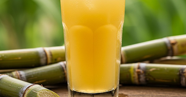 Nước m&iacute;a c&oacute; nhiều lợi &iacute;ch, đau dạ d&agrave;y c&oacute; n&ecirc;n uống?