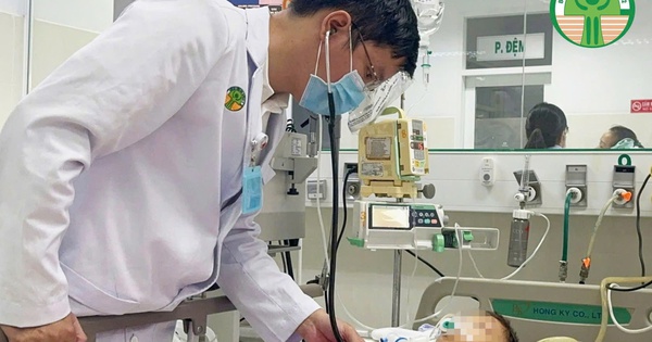 B&eacute; trai 6 tuổi bị điện giật nguy kịch do v&ocirc; t&igrave;nh chạm tay v&agrave;o b&agrave;n inox