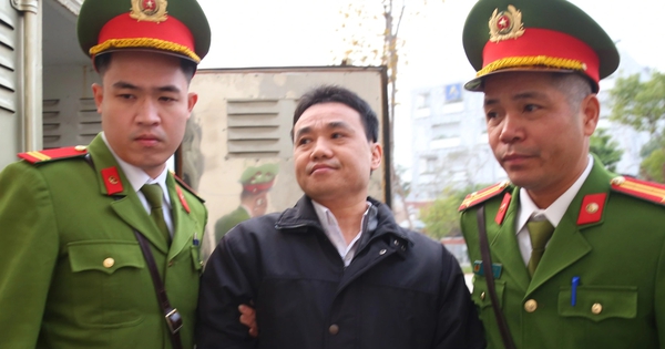 3 cựu ph&oacute; gi&aacute;m đốc sở kh&aacute;ng c&aacute;o vụ 'chuyến bay giải cứu'