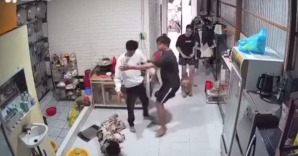 C&agrave; Mau: Khẩn trương x&aacute;c minh clip một phụ nữ bị đấm ng&atilde; xuống s&agrave;n