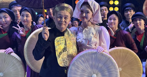 Showbiz 4.3: Xu&acirc;n Bắc l&agrave;m thơ khen Xu&acirc;n Hinh, chương tr&igrave;nh c&oacute; Phạm Thoại bị &lsquo;tấn c&ocirc;ng&rsquo;